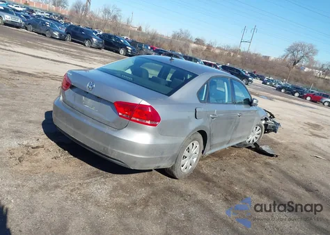 2013 Volkswagen Passat 2.5L S z USA, uszkodzony, nr VIN 1VWAP7A35DC063176